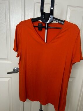Bundle 2 Shirts Amazon Essentials Women's V-Neck Short Sleeve - Orange and Lilac